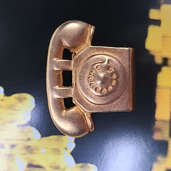 unbranded Jewelry - Telephone Pin Matte Gold Tone Lightweight Retro Eclectic 80s Everyday EUC Preppy